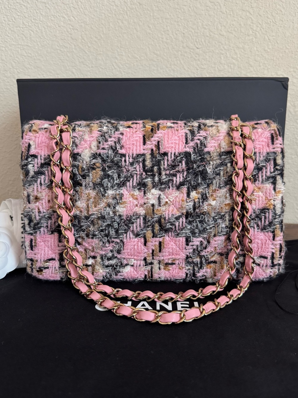 NEW CHANEL 2024 Houndstooth Tweed Medium Flap Bag - Picture 5 of 11